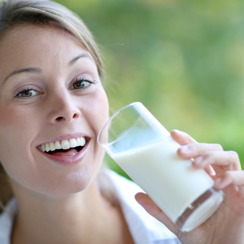تناولي الحليب للحصول على الكالسيوم الضروري لصحة عظامك
