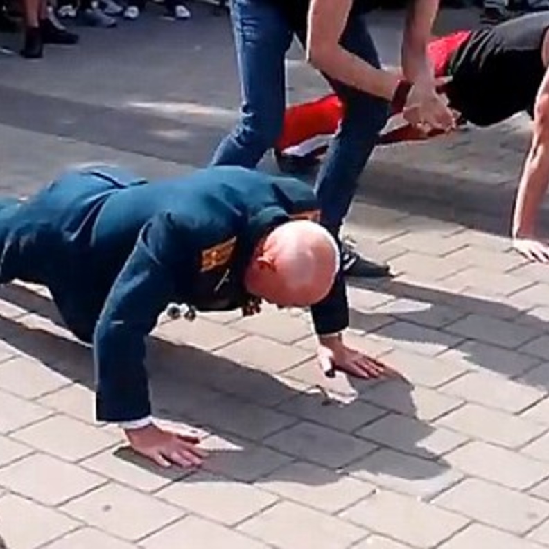 بالفيديو: عجوز يهزم الشباب في تمارين الضغط