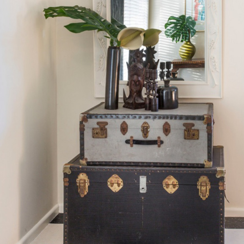 طاولة مدخل مع مرآة مناسبة