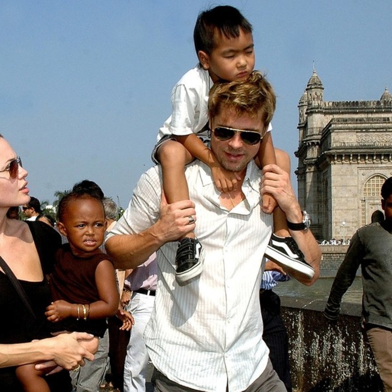 براد بيت وأنجلينا جولي وأطفالهم