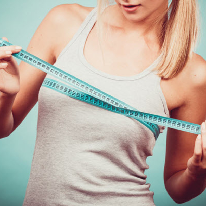 مشاكل صحية يتسبب بها الثديين الكبيرين عند المراة