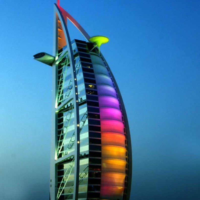 فندق برج العرب... ليلة في أحضان حوريات الخليج