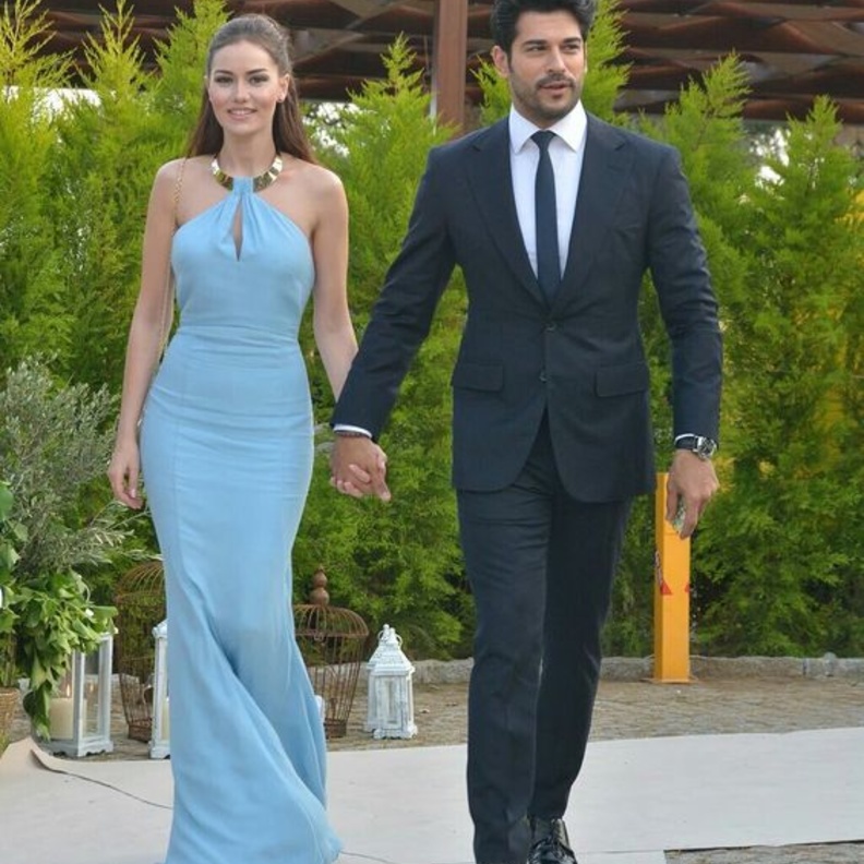 بوراك اوزجفيت يظهر للمرة الاولى مع زوجته عقب زفافهما