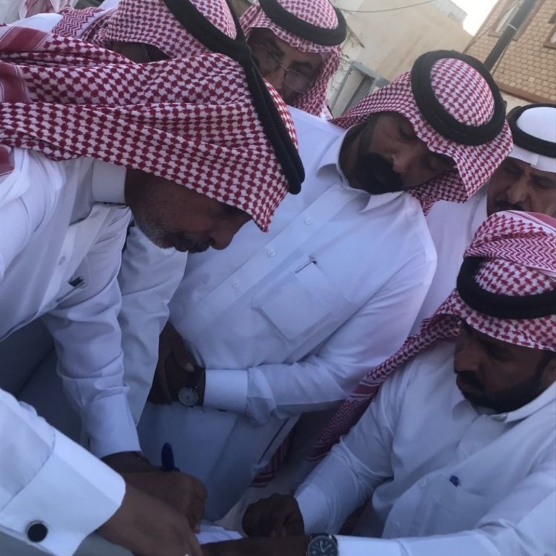 أثناء توقيع إتفاق العفو عن الشاب القاتل 