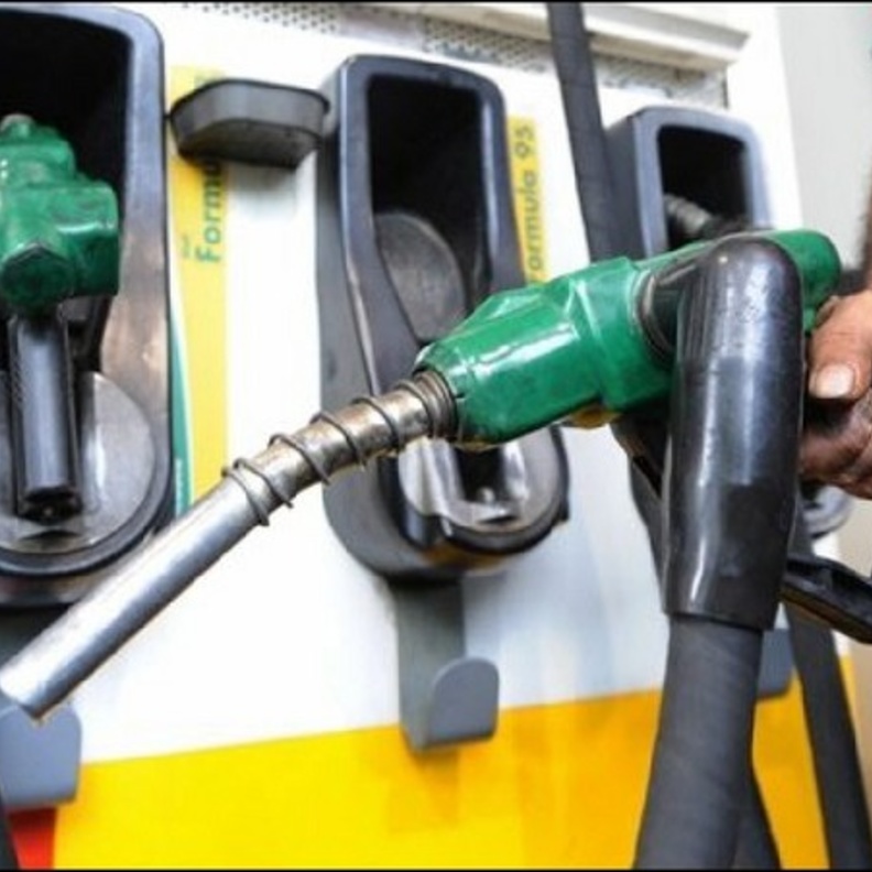 بالفيديو: صيني يحرق نفسه وسيارته في محطة وقود!