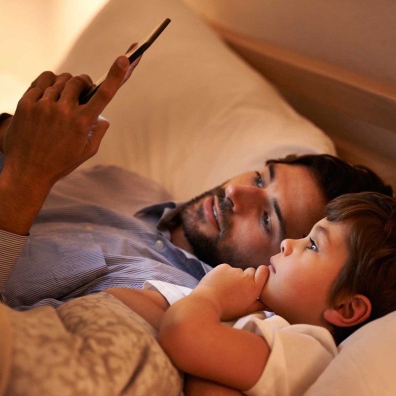 الأباء أكدوا وجود تأثيرات سلبية للأجهزة الذكية على الأطفال