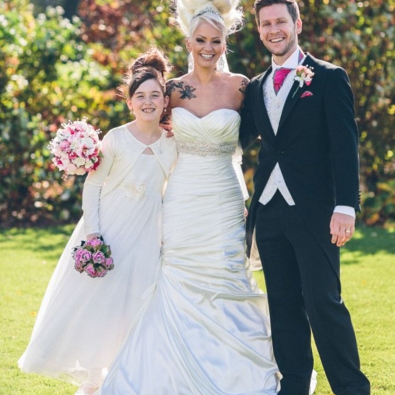 كلير و زوجها اثناء حفل زفافهما