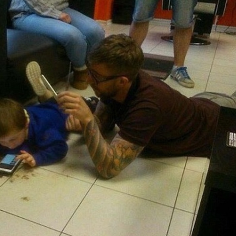 بالصور.. أكثر الحلاقين صبراً على الأطفال في العالم