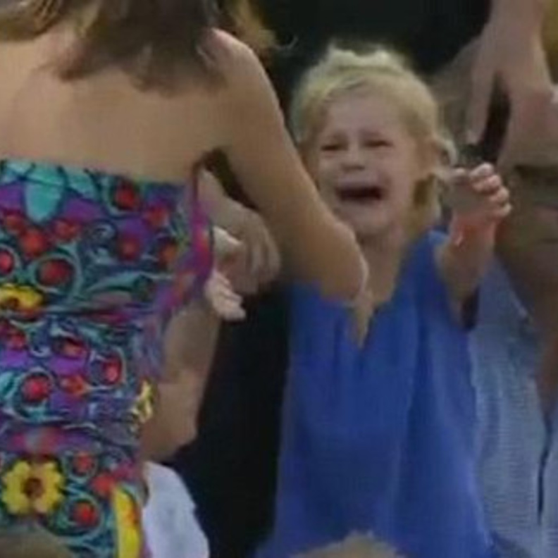 لحظة مؤثرة للقاء طفلة فقدت أمها في ملعب تنس