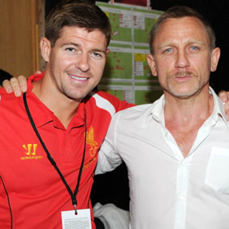 من المدرجات جيمس بوند يشاهد ليفربول