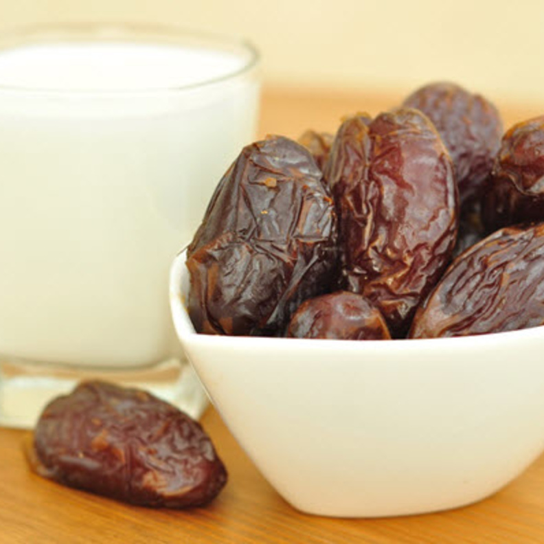 فوائد التمر والحليب على الافطار في رمضان