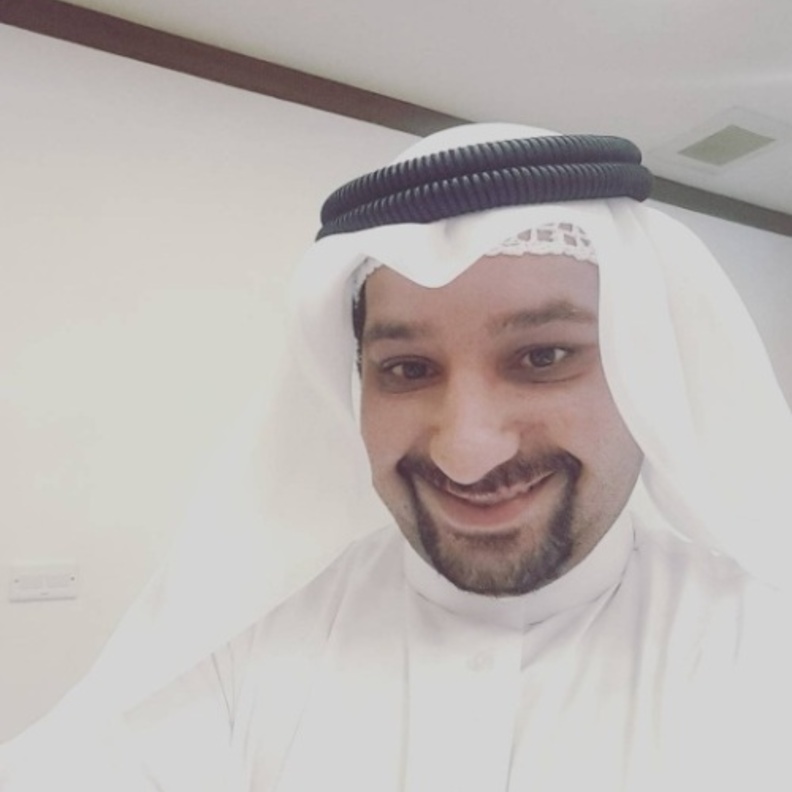 مصطفي اشكناني مذيع كويتي