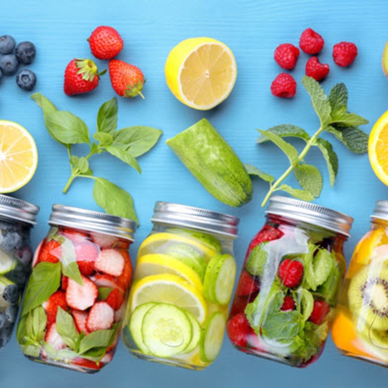 الماء المنكه بالفواكه يسيطر على الجوع و يساعد في تخفيف الوزن