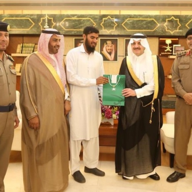 الأمير سعود بن نايف يكرم المقيم محمد منصور