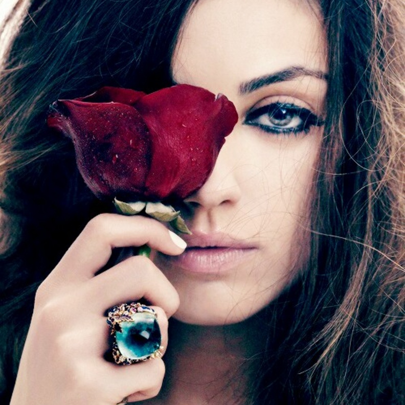 ميلا كونيس... من شوارع أوكرانيا إلى استوديوهات بيفرلي هيلز