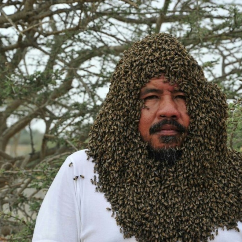 النحال السعودي زهير فطاني بطل القصة 