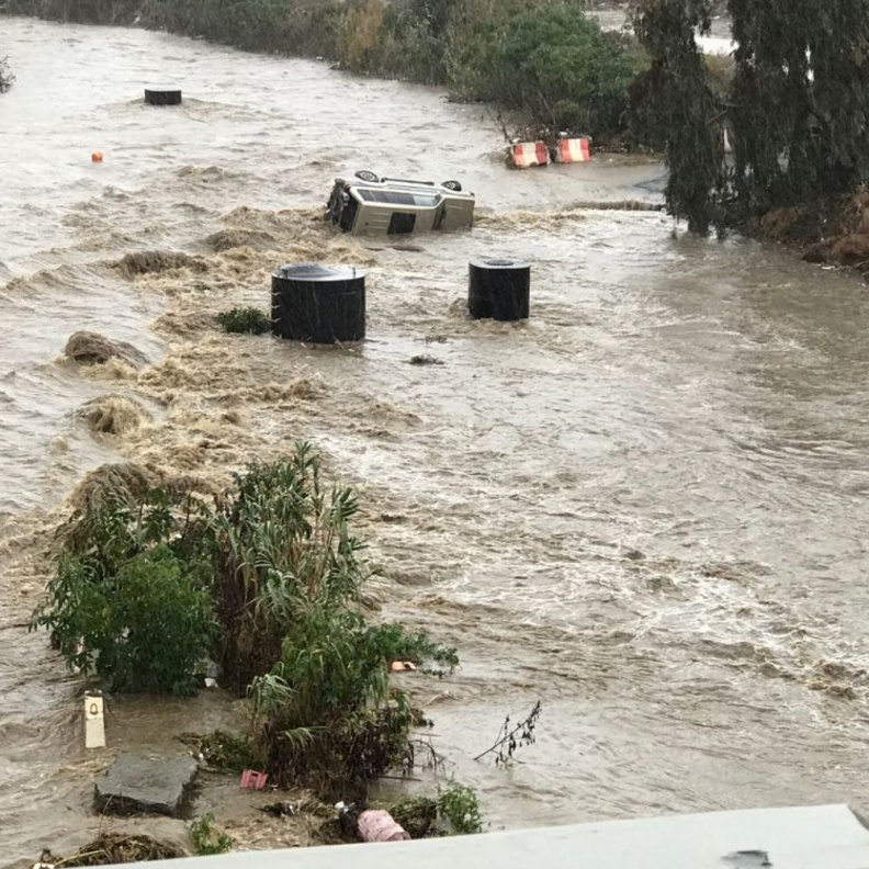  فيديو..لحظة وصول سيل جارف لأحد الأودية بجنوب السعودية