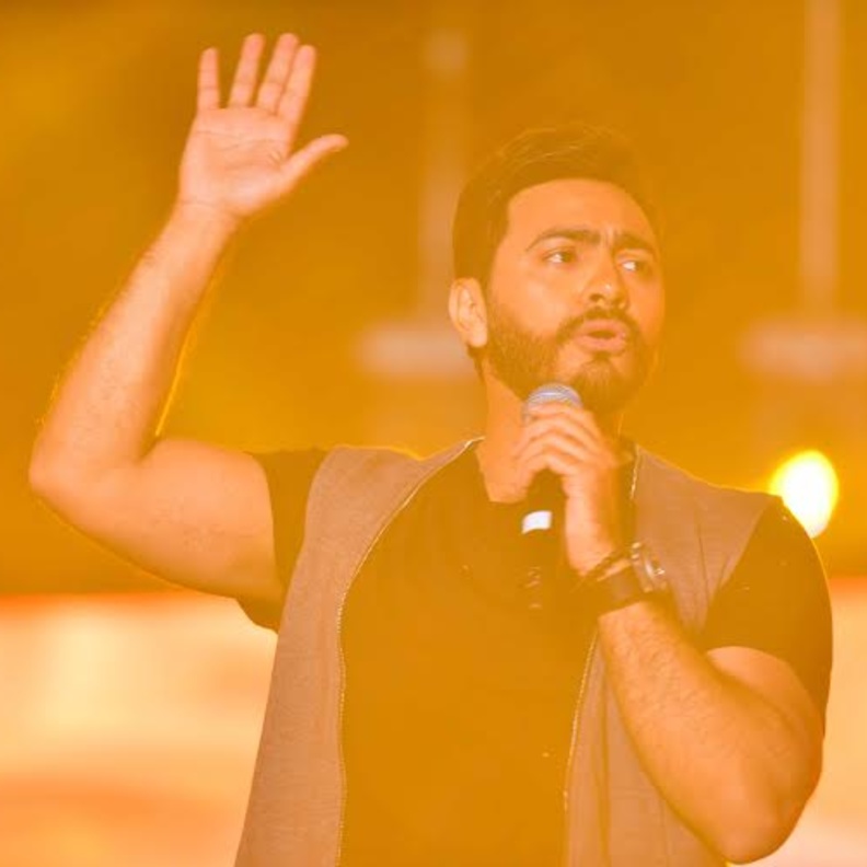 بالصور| تامر حسني يحصل على تكريم لم يسبقه فيه مطرب