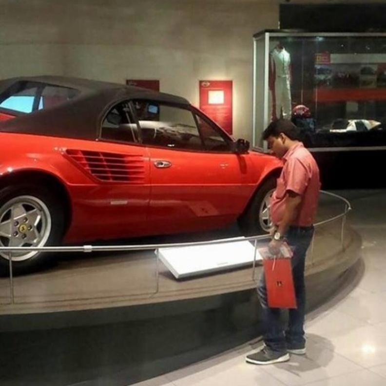 بالصور.. أيرلندي يحقق أمنية سائق تاكسي هندي في "عالم فيراري"