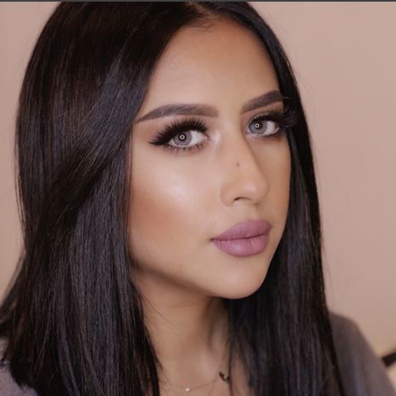 الثنائي فرح الهادي وعقيل الرئيسي يعلنان خطوبتهما