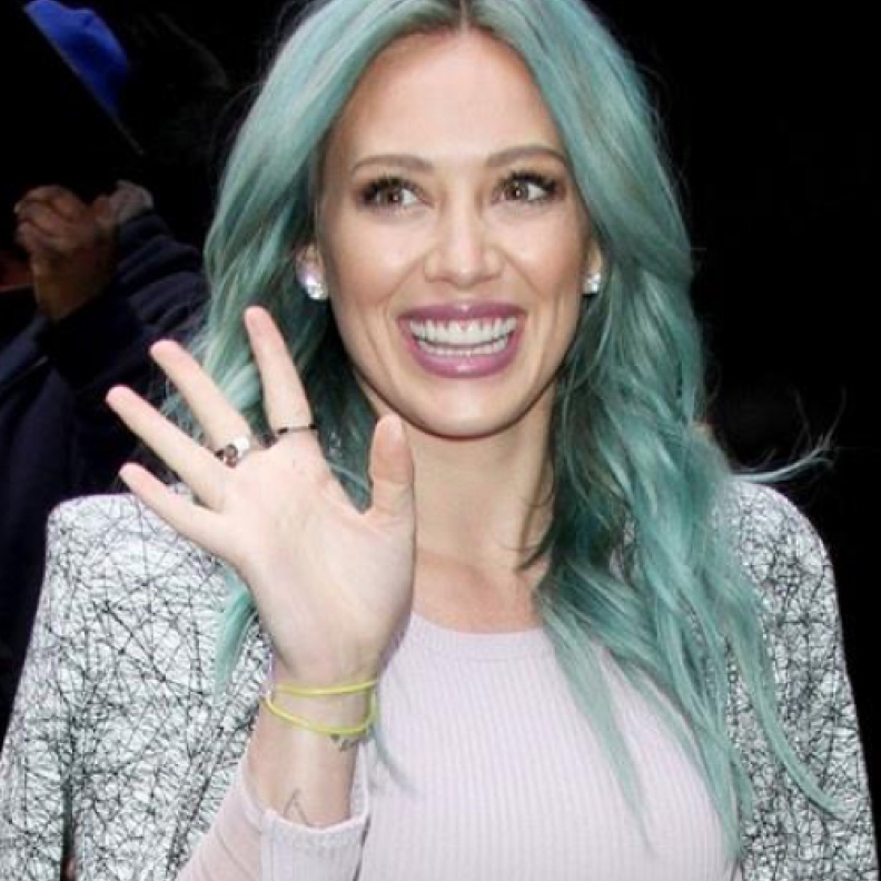 هيلاري داف بإطلالة "خضراء" في برنامج Good Morning America .