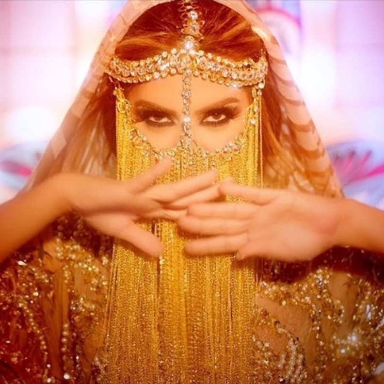 نوال الزغبي بالبرقع الذهبي في كليب تولع