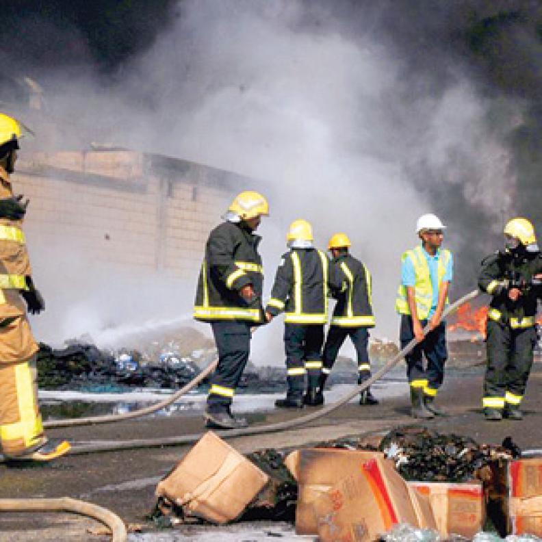 12 فرقة للسيطرة على حريق جدة