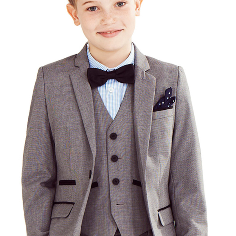 أناقة ملفتة للصبيان في حفل الزفاف ...