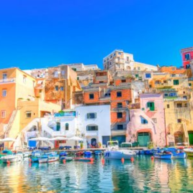 جزيزة ايطالية تفتح باب الهجرة للاطفال.. فما السبب؟