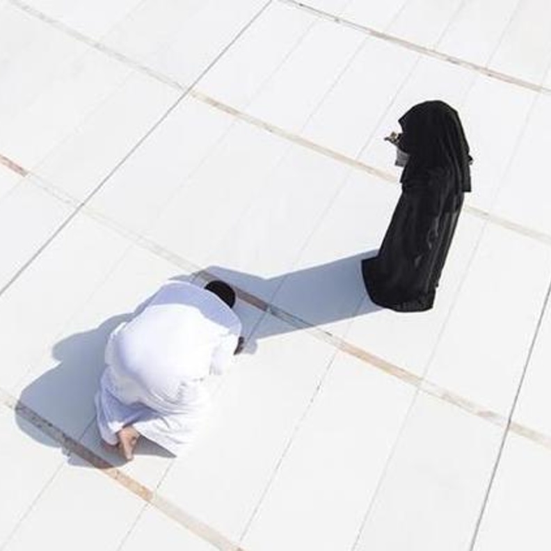 لقطة المرأة مظللة زوجها التي جذبت أنظار الملايين 