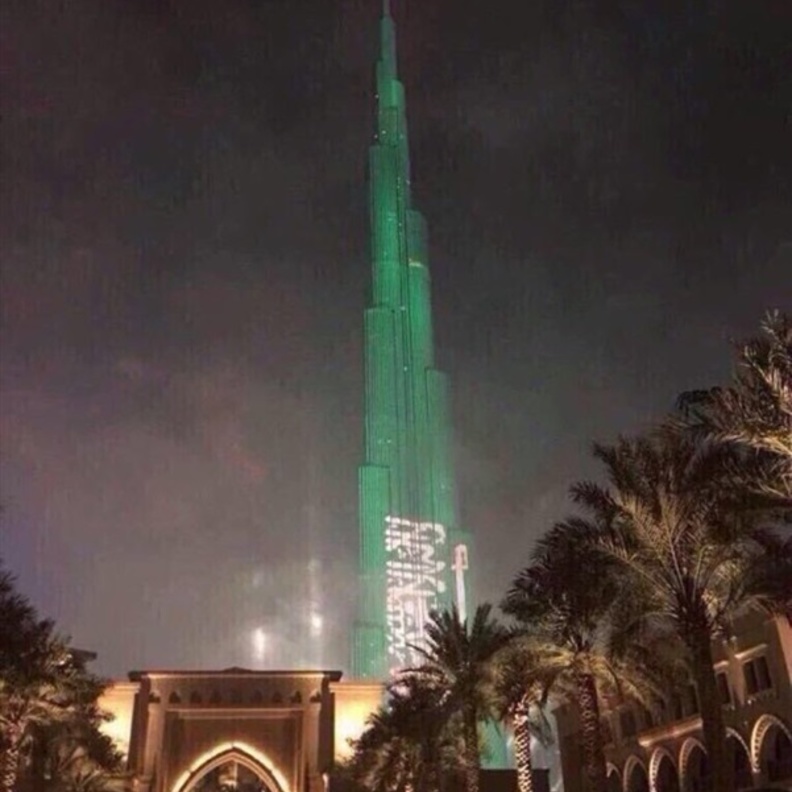 برج خليفة يتزين بعلم السعودية بعد تأهل الأخضر الأول إلى كأس العالم