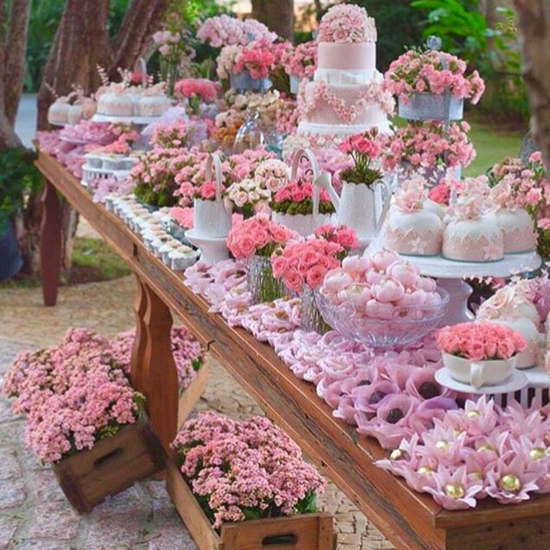 طاولة حلويات مميزة لحفل الزفاف.