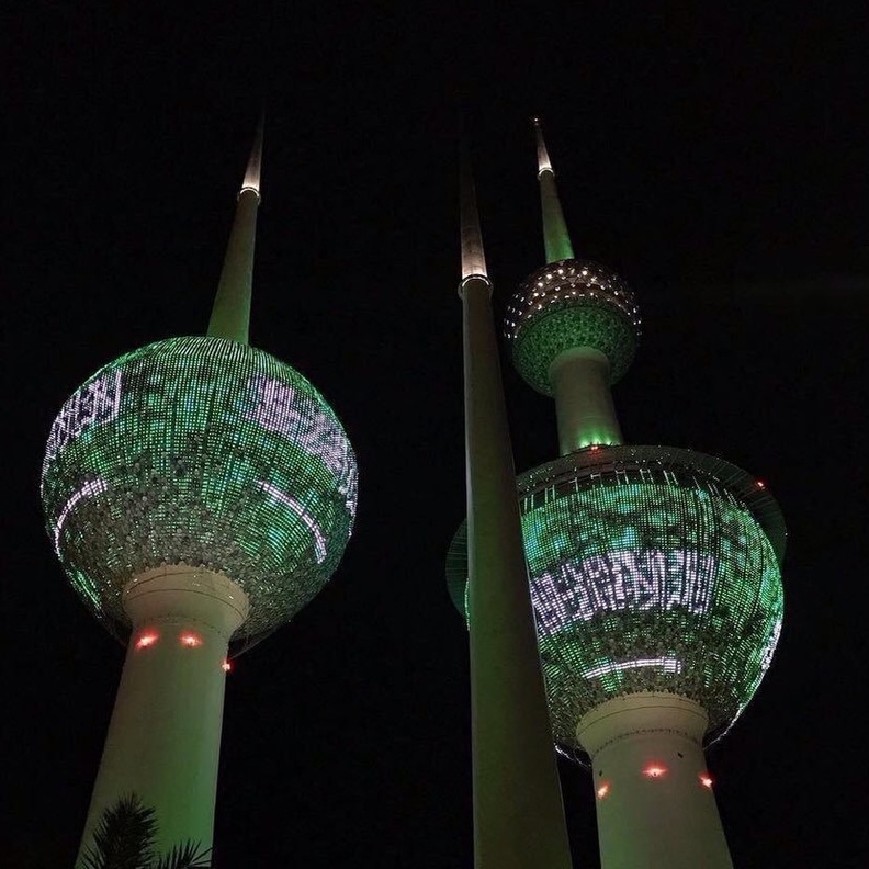 أبراج الكويت تتزين بـ العلم احتفاء بتأهل منتخب السعودية إلى كأس العالم