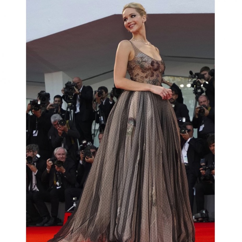 فستان جينيفر لورانس من ديور حديث مهرجان البندقية!