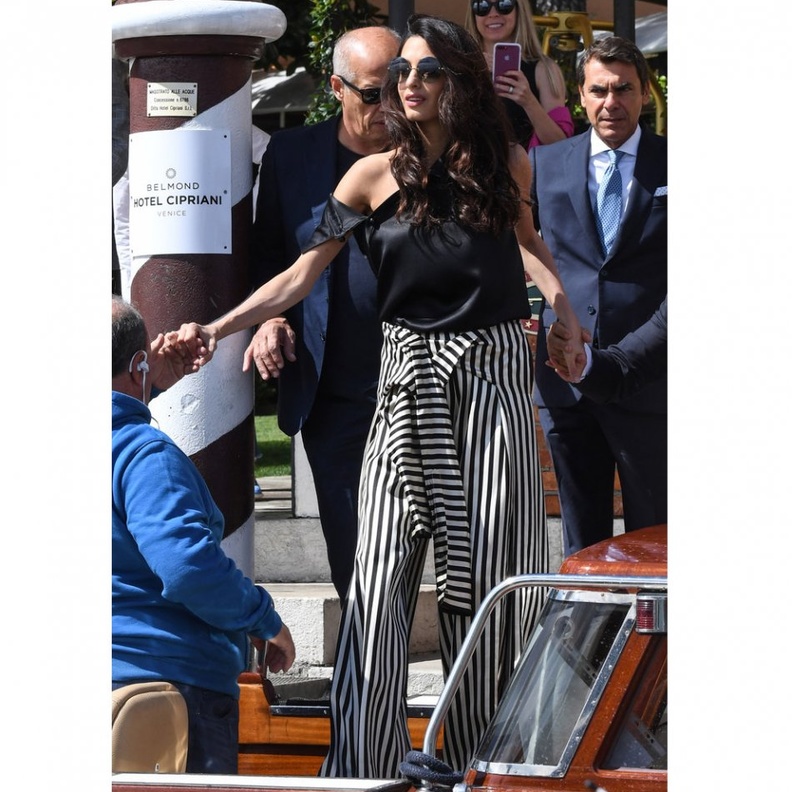 أمل كلوني ارتدت موضة الفستان المقلم مع الخطوط العريضة