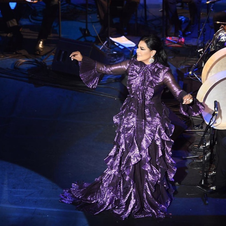 نوال الزغبي اختارت تصاميم براقة بشكل غريب وغير معتاد