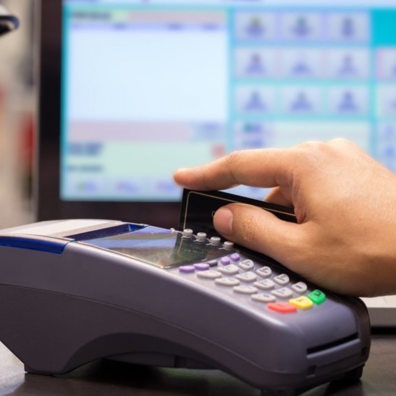 يجب مراقبة الموظف عند تمرير البطاقة