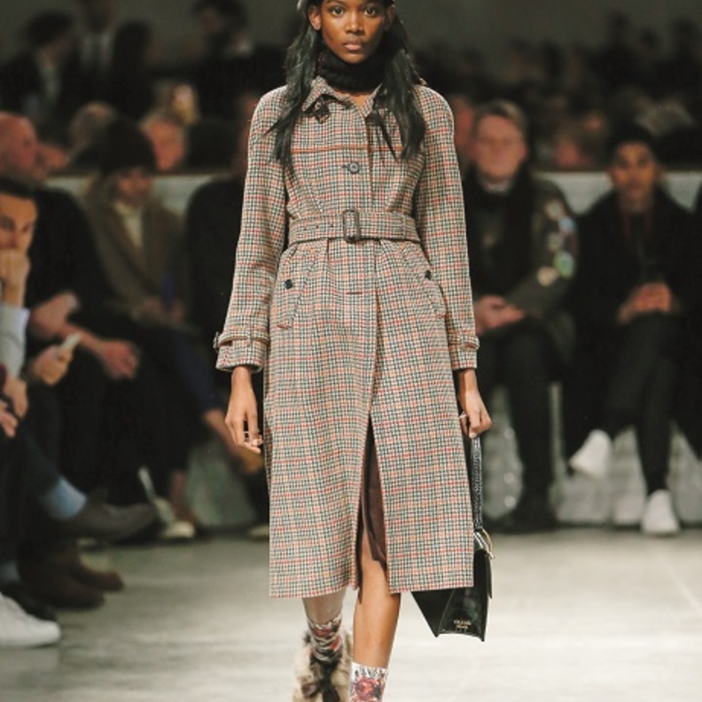 تألقي هذا الموسم بأقمشة فاخرة ونقشات متنوعة من أعرق دور الأزياء العالمية 