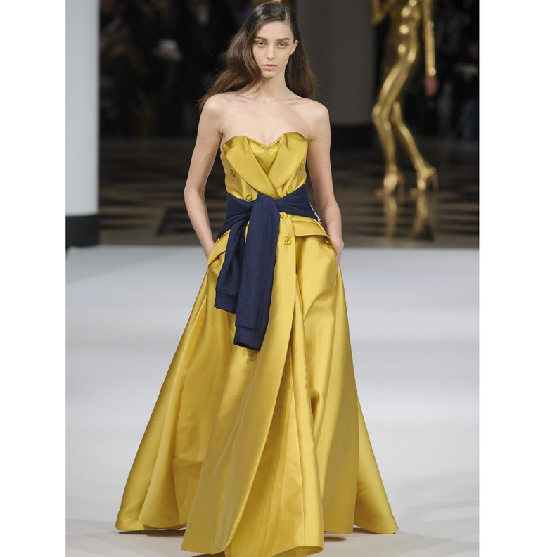 موضة فساتين طويلة باللون الاصفر