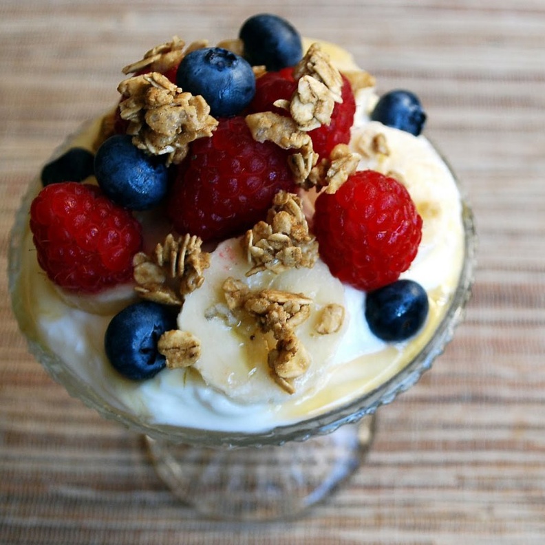 يحتوي كوب اللبن الزبادي مع الفواكه على البروتينات و الكربوهيدرات الضرورية لما بعد التمارين.