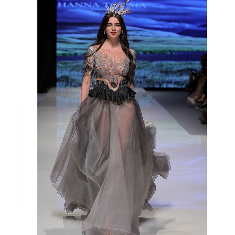 فساتين خطوبة باللون الفضي من مجموعة طوني ورد.