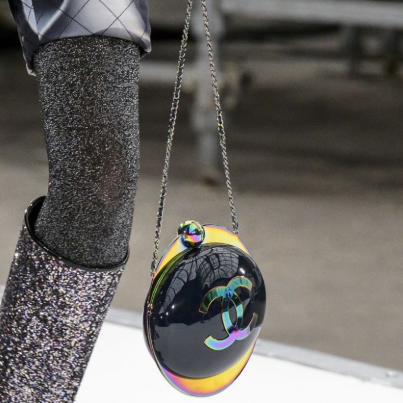 حقيبة بتصميم غريب من غوتشي