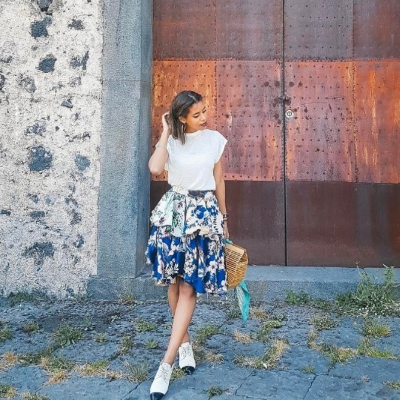 دانا الطويرش بتنورة متوسطة رائعة