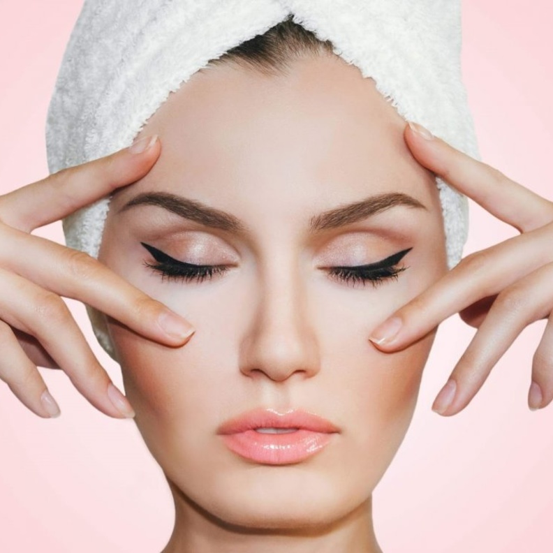 يساعدك الموز في التخلص من الانتفاخ حول العينين