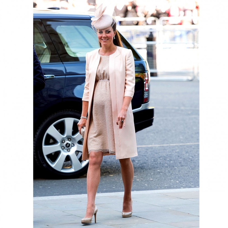 فساتين حوامل كحلية مع التصميم المتطاير من ازياء كيت ميدلتون