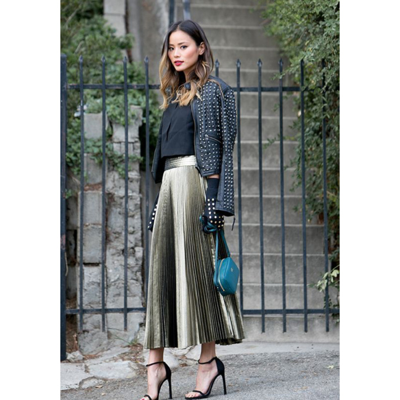 اعتمدي اطلالة كاملة بملابس الميتالك اللامعة