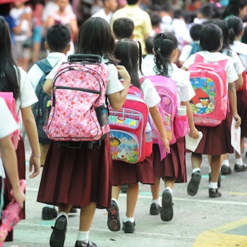 الشنطة المدرسية لا يجب أن تتجاوز 10% من وزن الطفل 