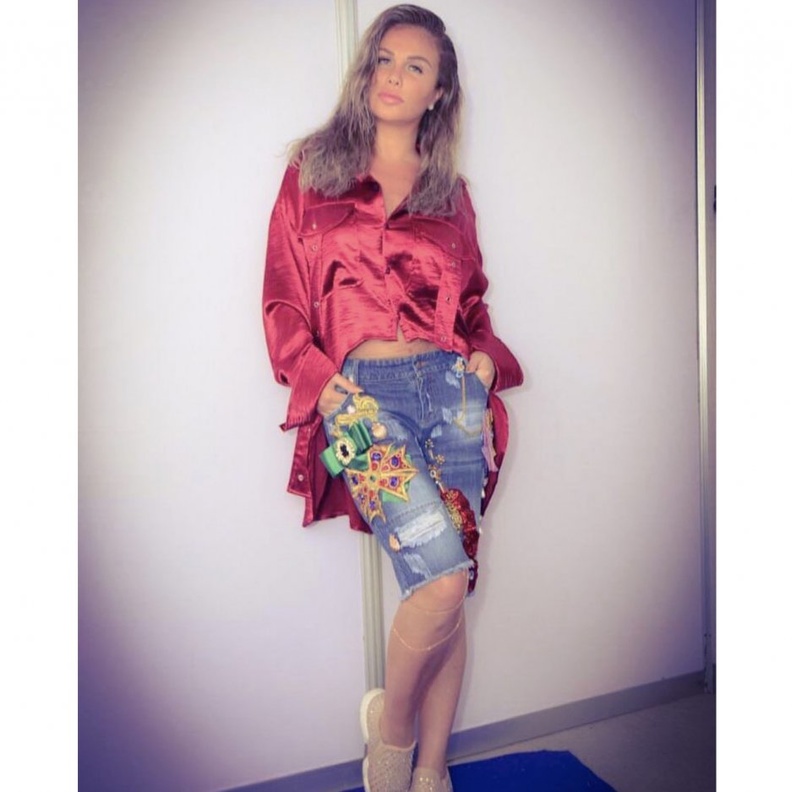 الأسلوب الصباحي لنيكول سابا بالقماش البراق مع الحذاء الرياضي