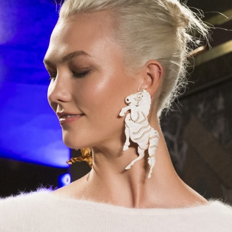 أقراط ضخمة من مجموعة Brandon Maxwell ربيع صيف 2018 