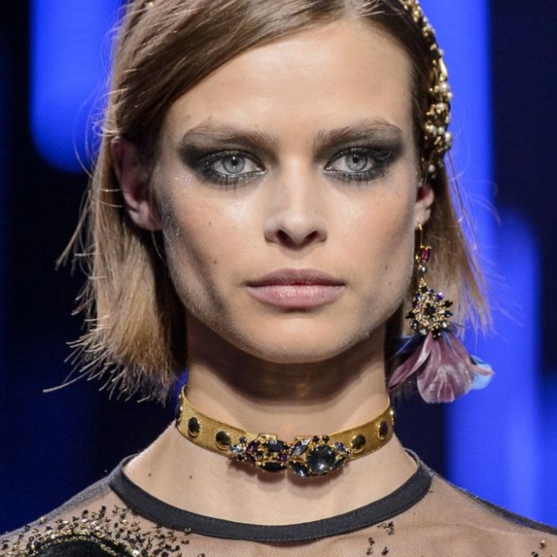 من أجمل الالوان هي الميتاليك المنسّقة مع اللون الاسود من اوسكاؤ دي لارنتا